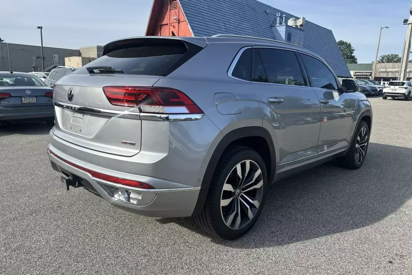 2022 Volkswagen Atlas Cross Sport V6 SEL Premium R-Line photo 1