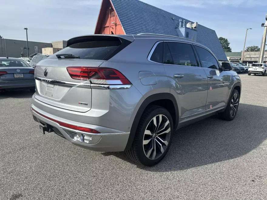 2022 Volkswagen Atlas Cross Sport V6 SEL Premium R-Line photo 1
