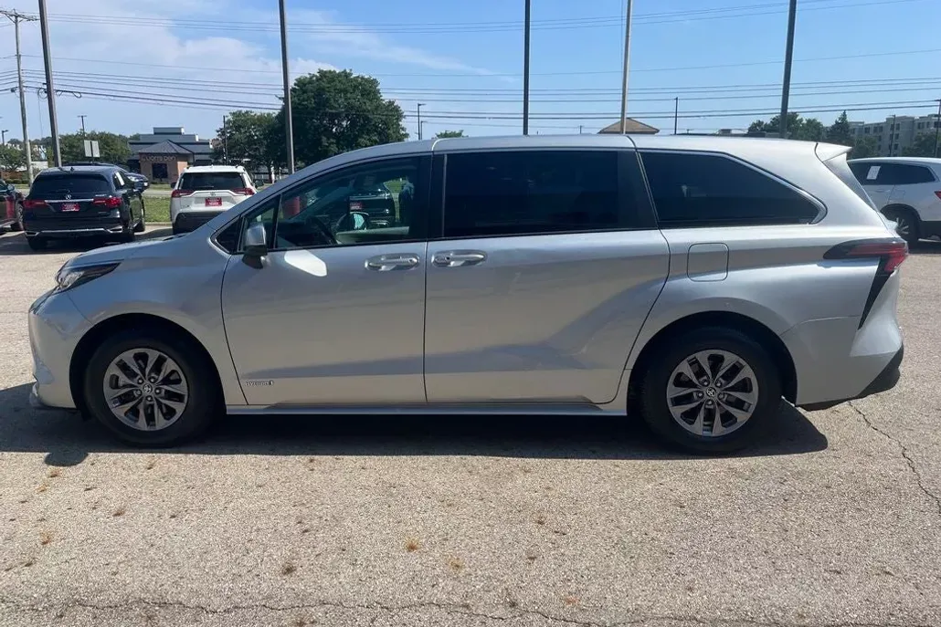 2021 Toyota Sienna LE photo 1