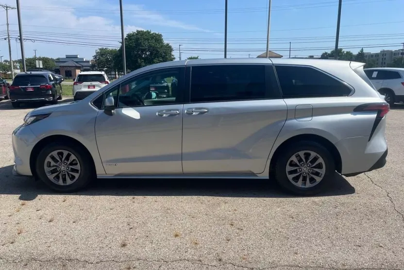 2021 Toyota Sienna LE photo 1