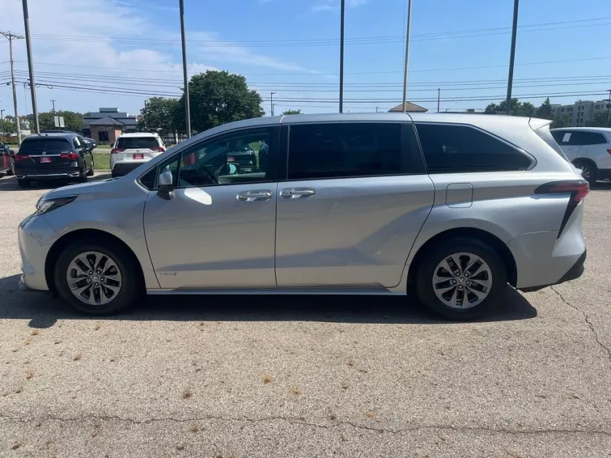 2021 Toyota Sienna LE photo 1