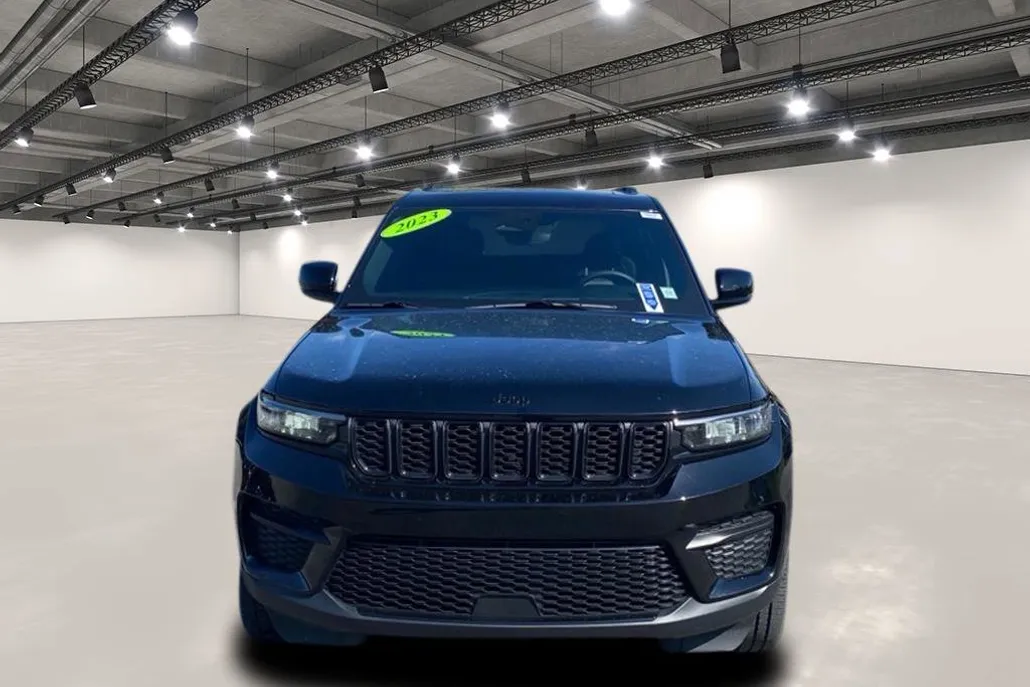 2023 Jeep Grand Cherokee Altitude photo 1