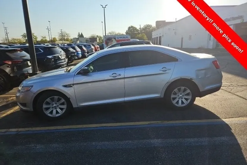 2011 Ford Taurus SE photo 1