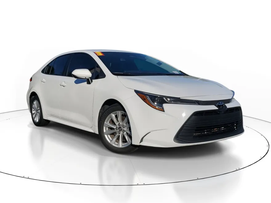 2023 Toyota Corolla LE photo 1