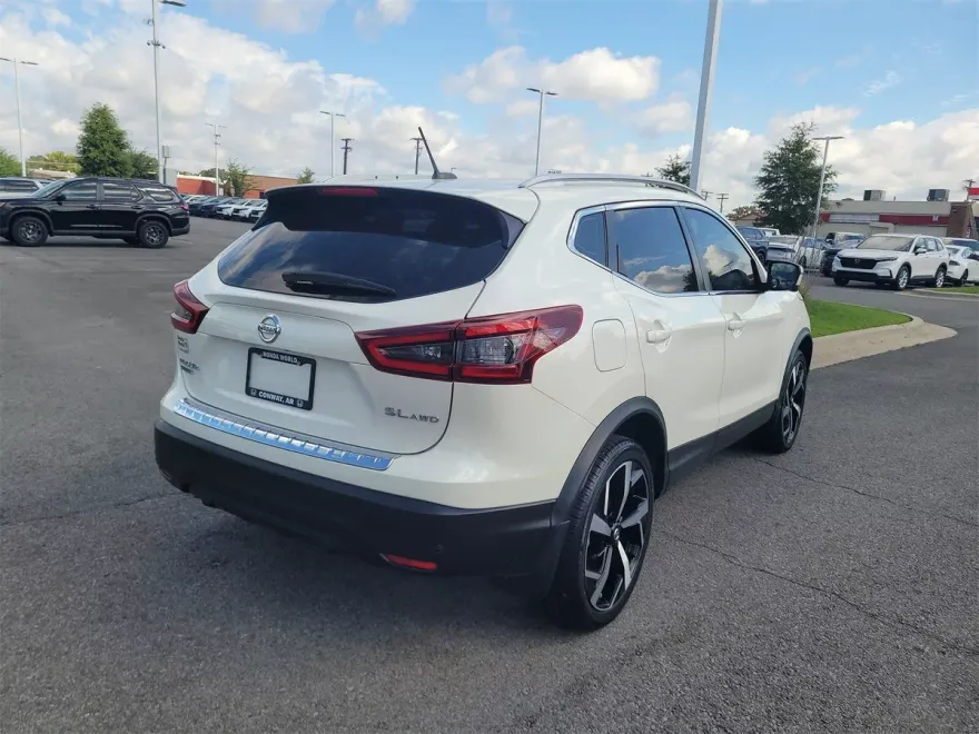 2022 Nissan Rogue Sport SL photo 1