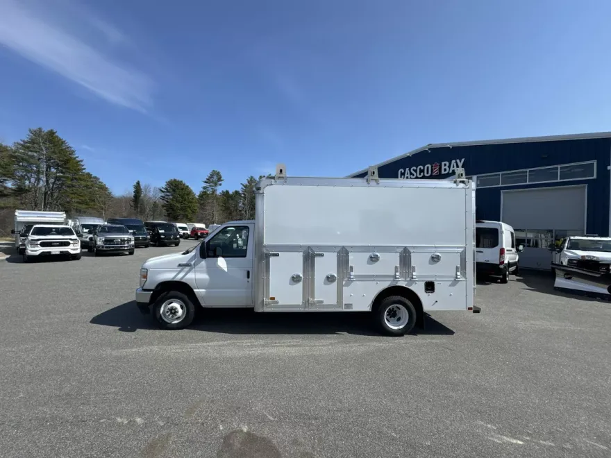 2026 Ford E-450 Cutaway photo 1