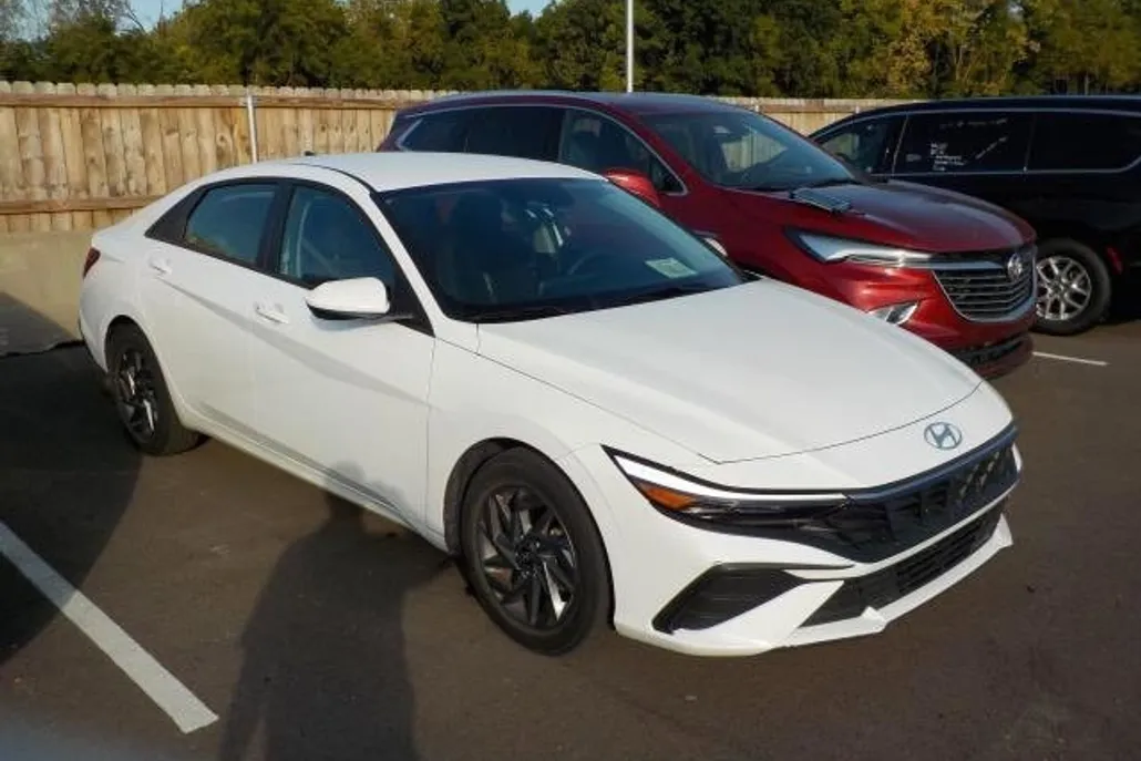 2024 Hyundai Elantra SEL photo 1