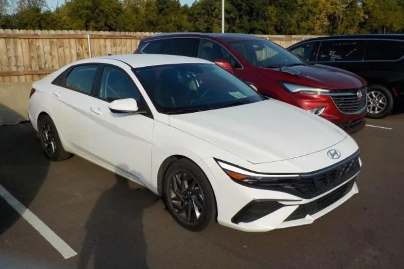 2024 Hyundai Elantra SEL photo 1