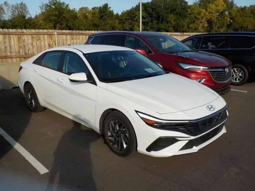 2024 Hyundai Elantra SEL photo 1
