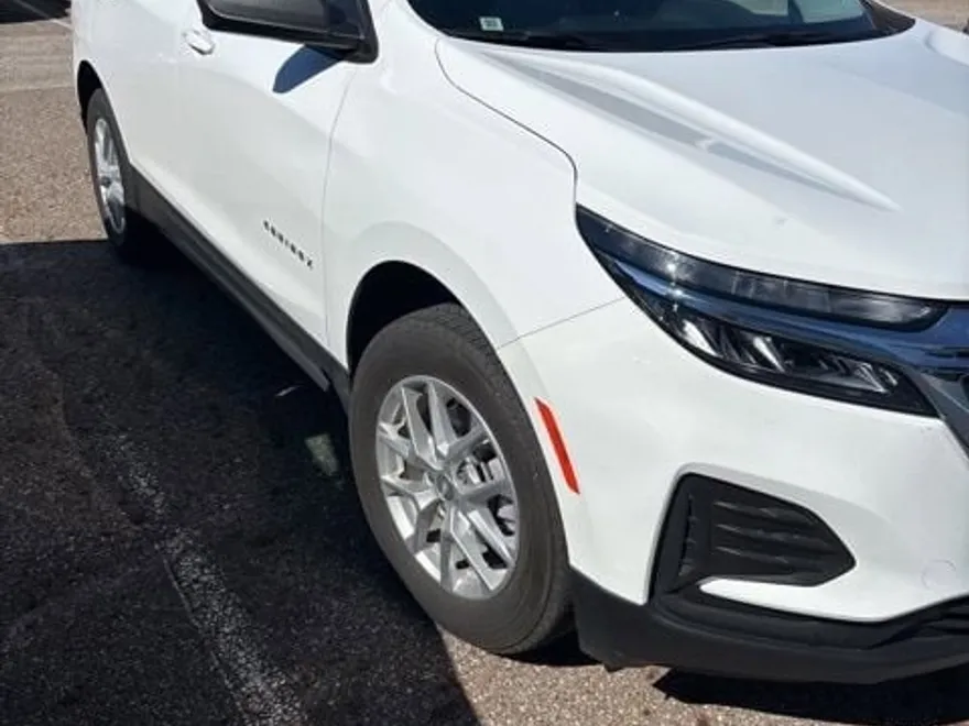 2023 Chevrolet Equinox LS photo 1