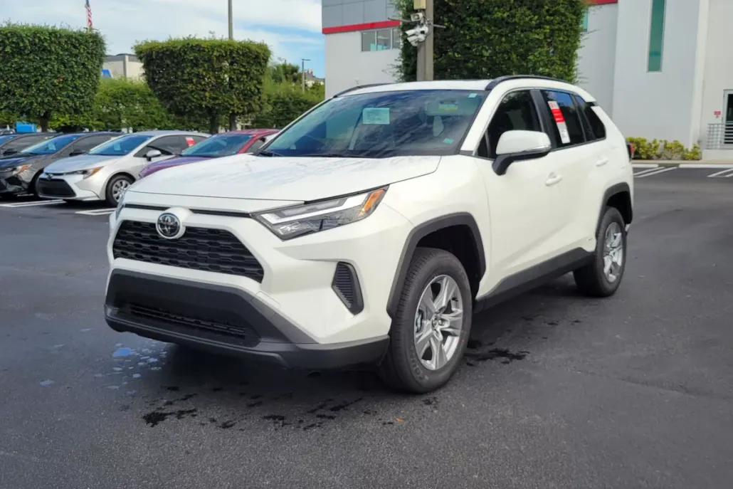 2025 Toyota RAV4 Hybrid XLE photo 1