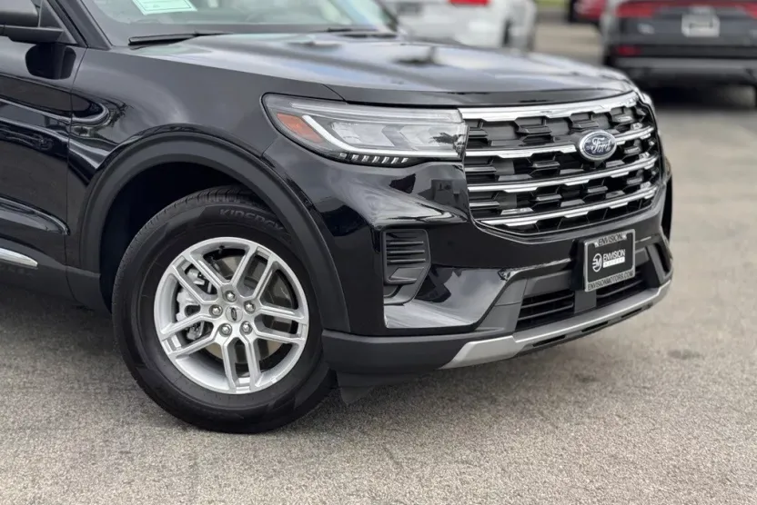 2025 Ford Explorer photo 1