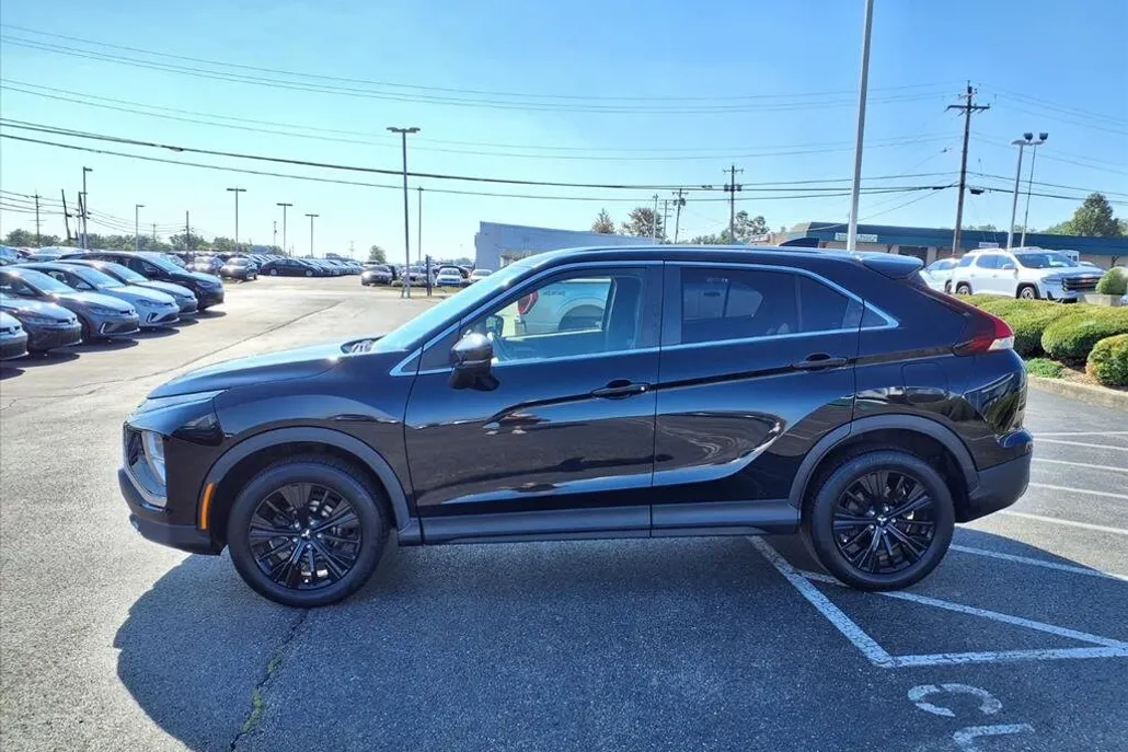 2022 Mitsubishi Eclipse Cross LE photo 1