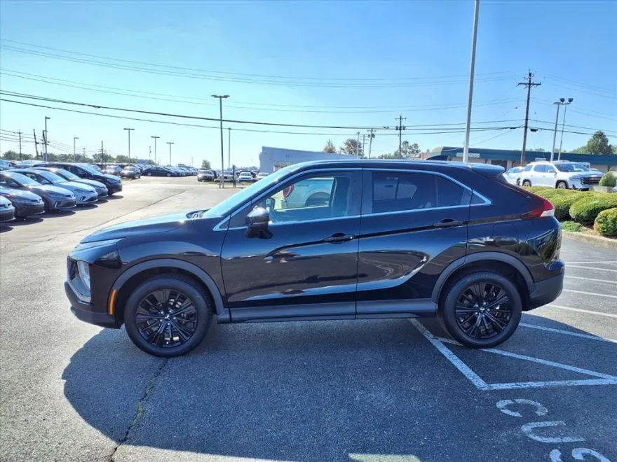2022 Mitsubishi Eclipse Cross LE photo 1