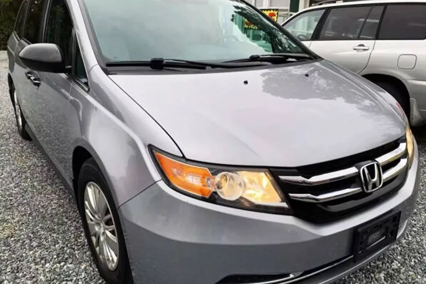 2016 Honda Odyssey LX photo 1