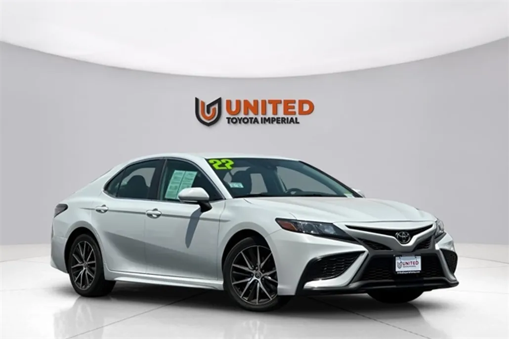 2022 Toyota Camry SE photo 1