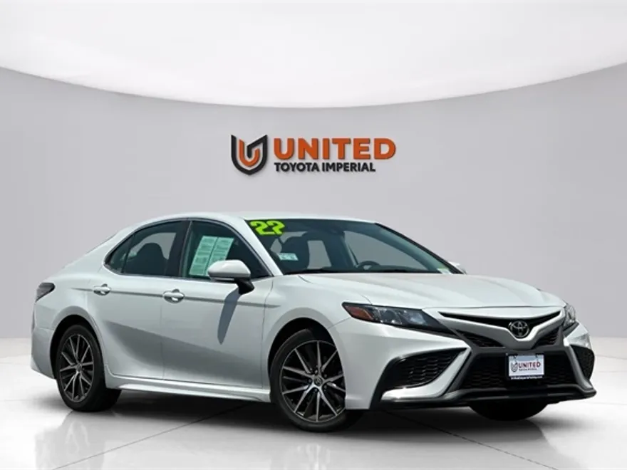 2022 Toyota Camry SE photo 1
