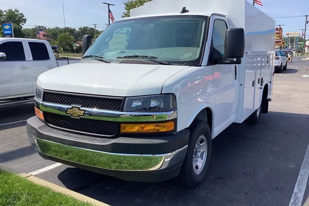 2025 Chevrolet Express 3500 Cutaway Van photo 1