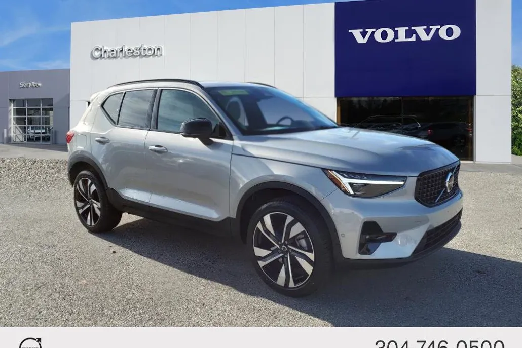 2025 Volvo XC40 photo 1