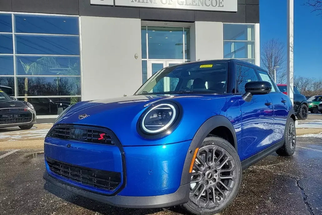 2025 Mini Cooper 4 Door Hardtop Iconic photo 1