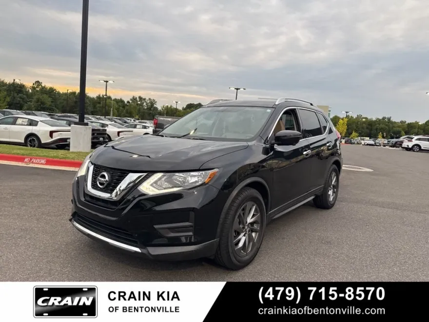 2017 Nissan Rogue SV photo 1