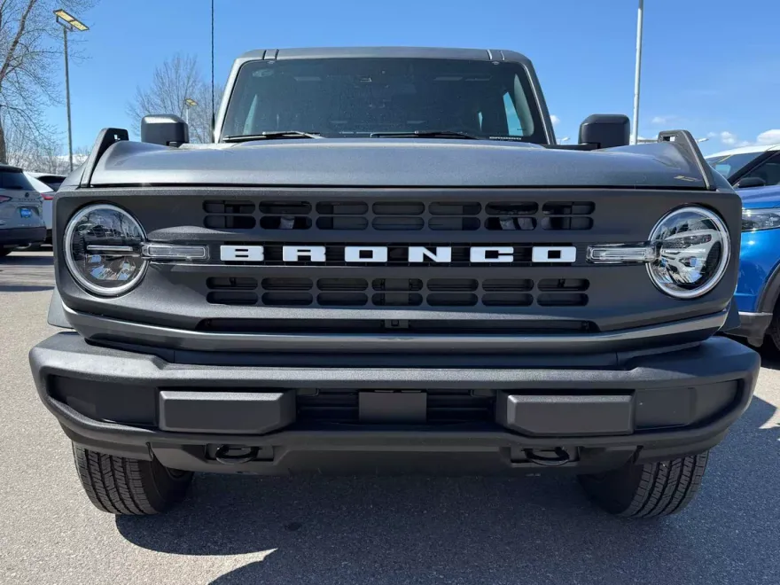 2025 Ford Bronco Base photo 2