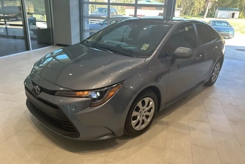 2025 Toyota Corolla LE photo 1