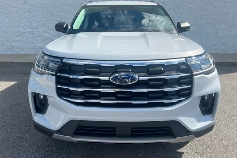 2025 Ford Explorer photo 1