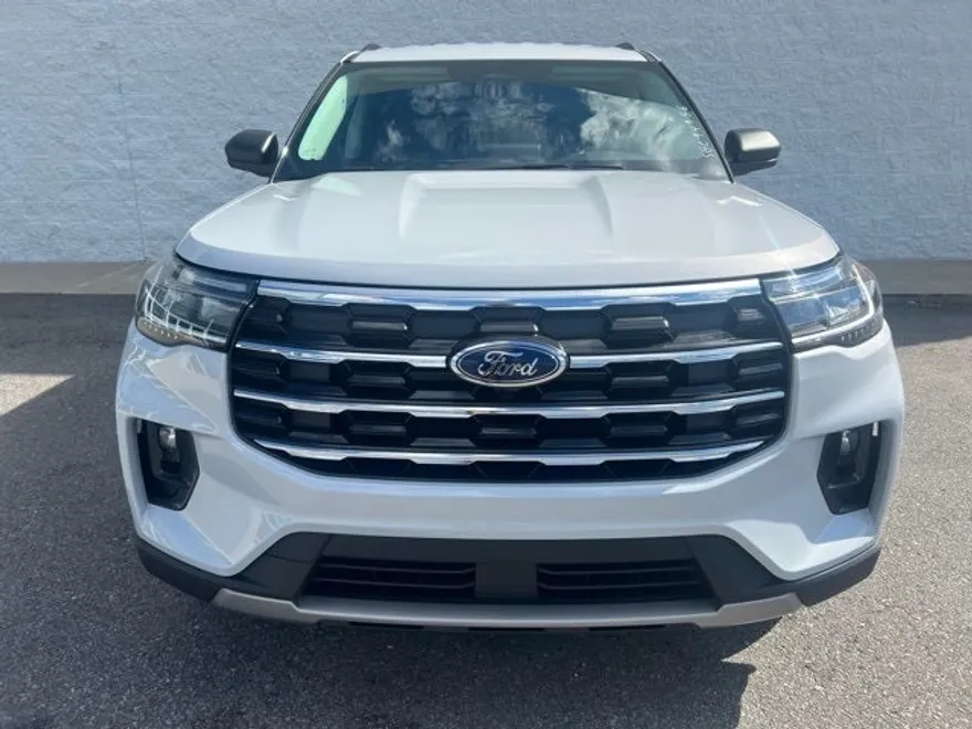 2025 Ford Explorer photo 1