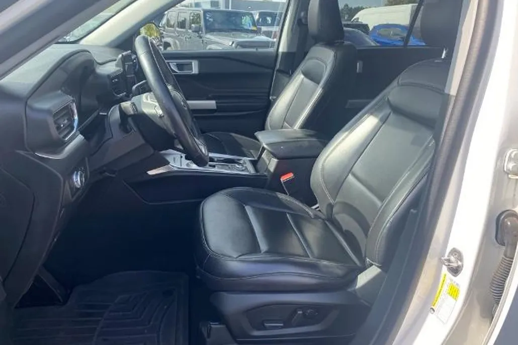 2021 Ford Explorer XLT photo 1