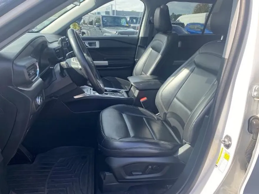 2021 Ford Explorer XLT photo 1