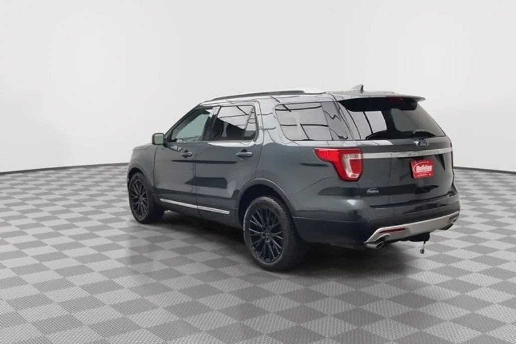 2016 Ford Explorer XLT photo 1