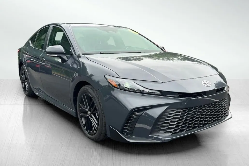 2025 Toyota Camry SE Hybrid photo 1