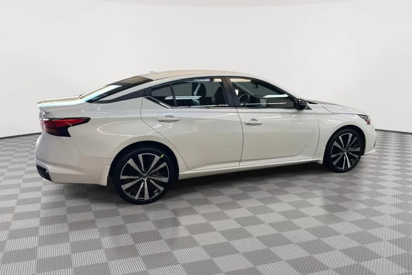 2022 Nissan Altima 2.5 SR photo 1