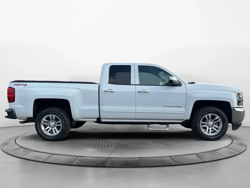 2017 Chevrolet Silverado 1500 LT photo 1