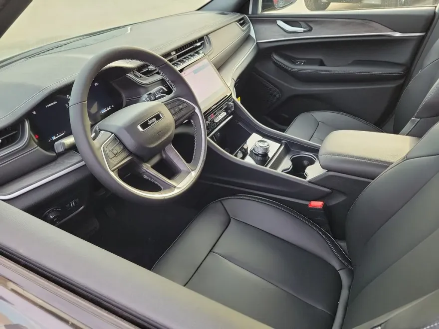 2025 Jeep Grand Cherokee Limited photo 1