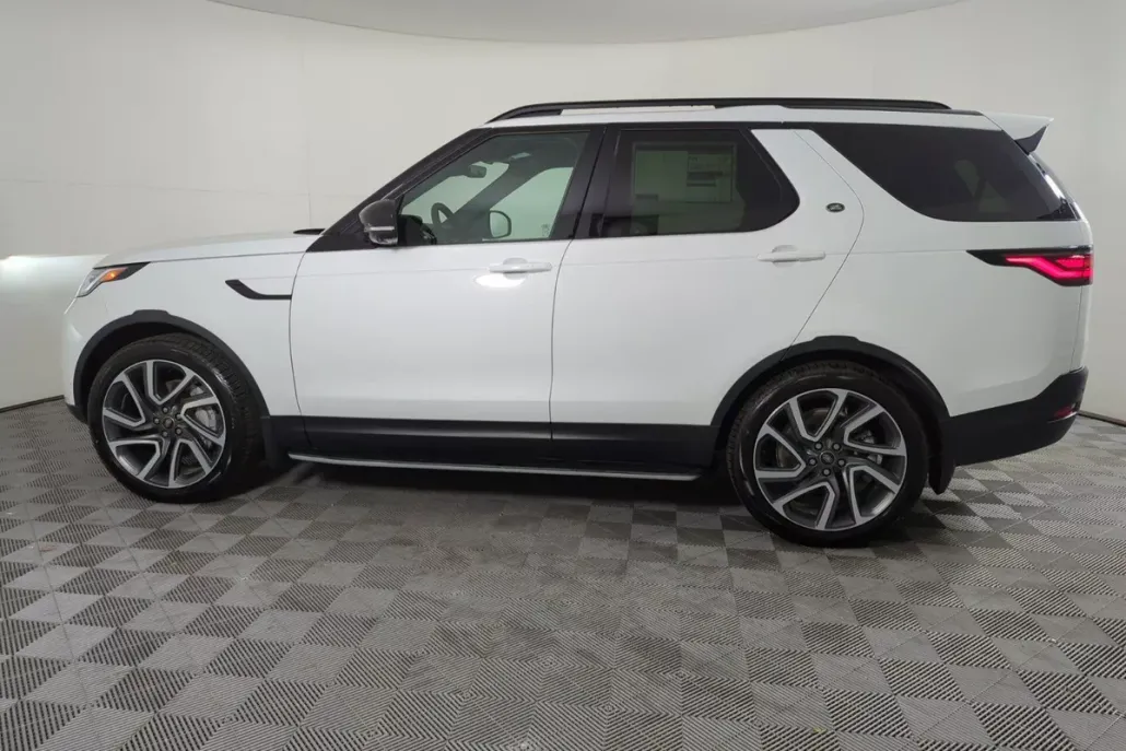 2025 Land Rover Discovery S photo 1