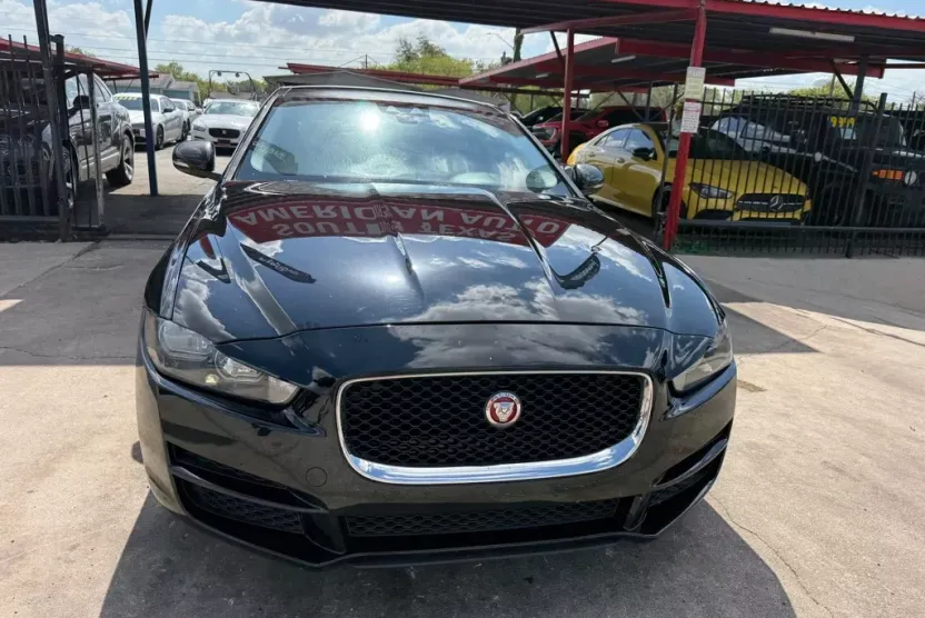 2018 Jaguar XE photo 1