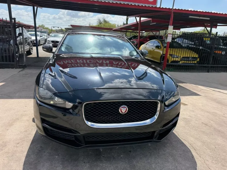 2018 Jaguar XE photo 1