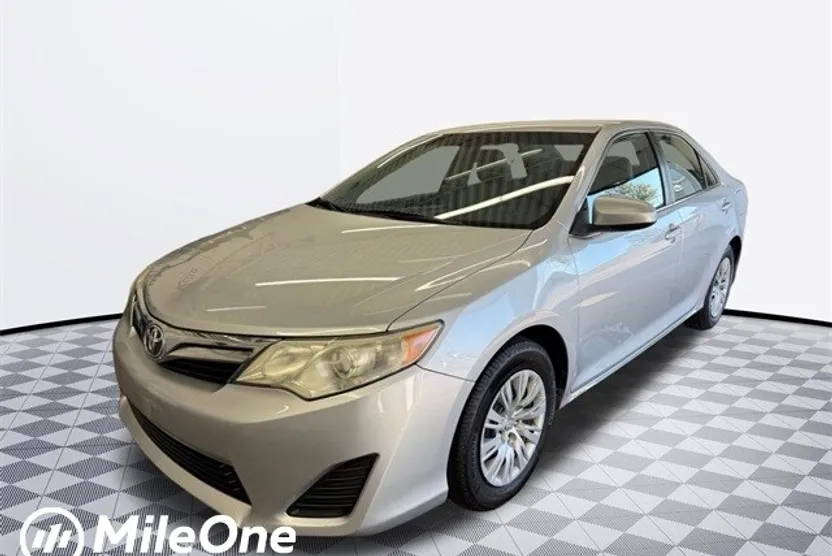 2014 Toyota Camry LE photo 1