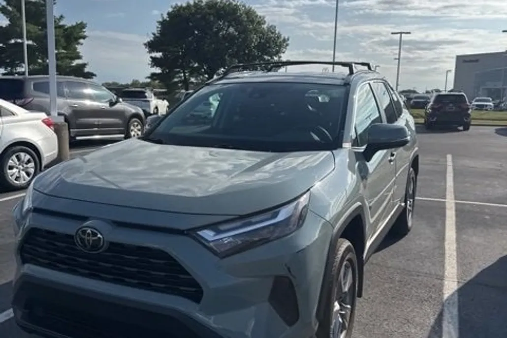 2023 Toyota RAV4 XLE photo 1