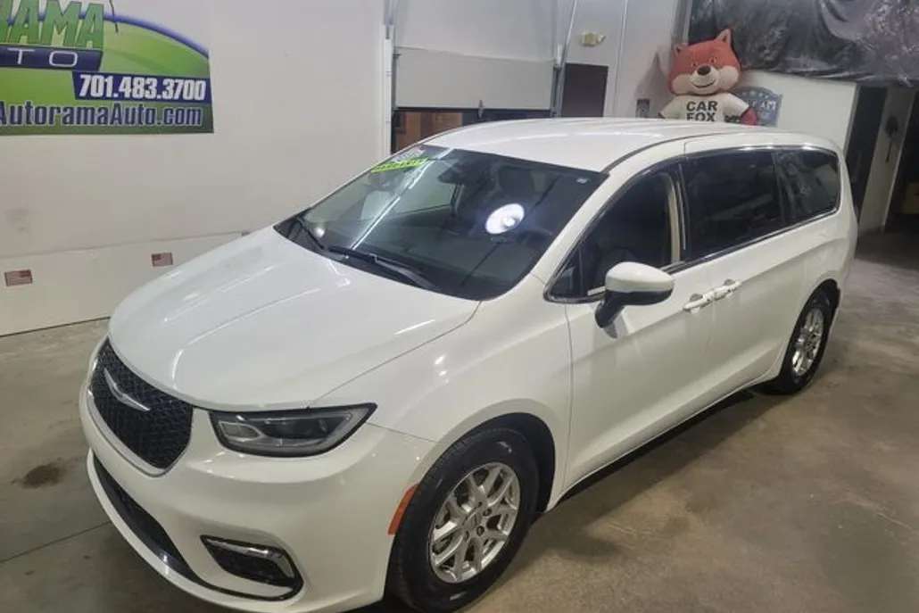 2023 Chrysler Pacifica Touring L photo 1