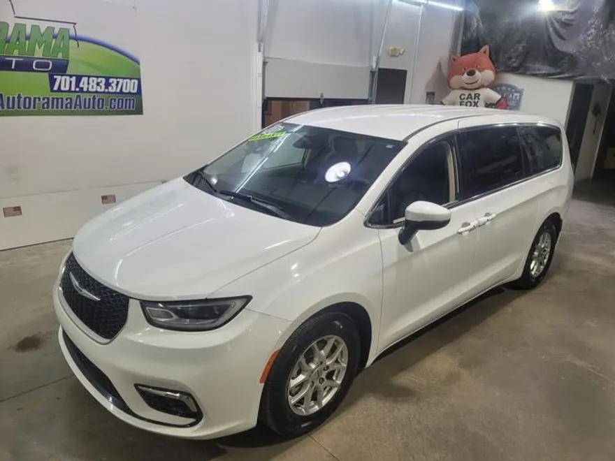2023 Chrysler Pacifica Touring L photo 1