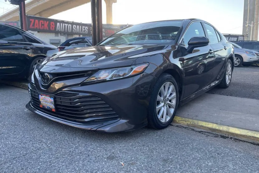 2019 Toyota Camry LE photo 1