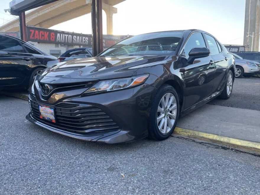 2019 Toyota Camry LE photo 1