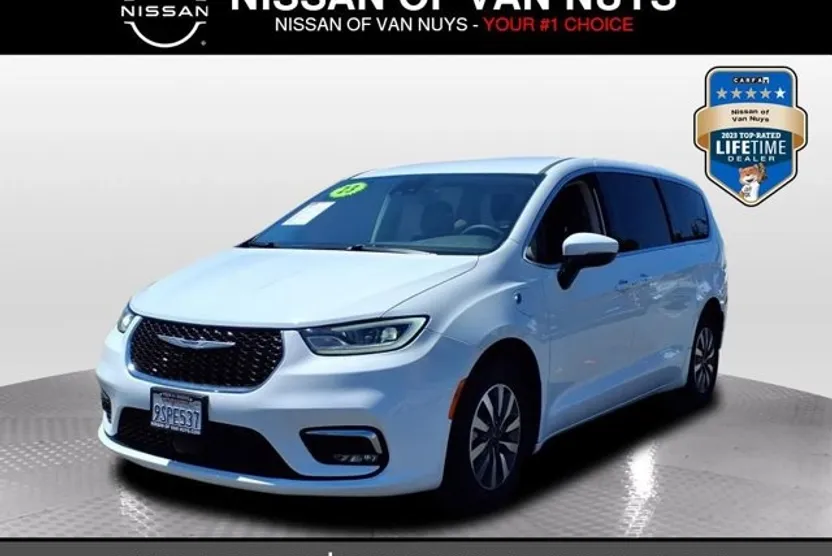 2023 Chrysler Pacifica Hybrid Touring L photo 1