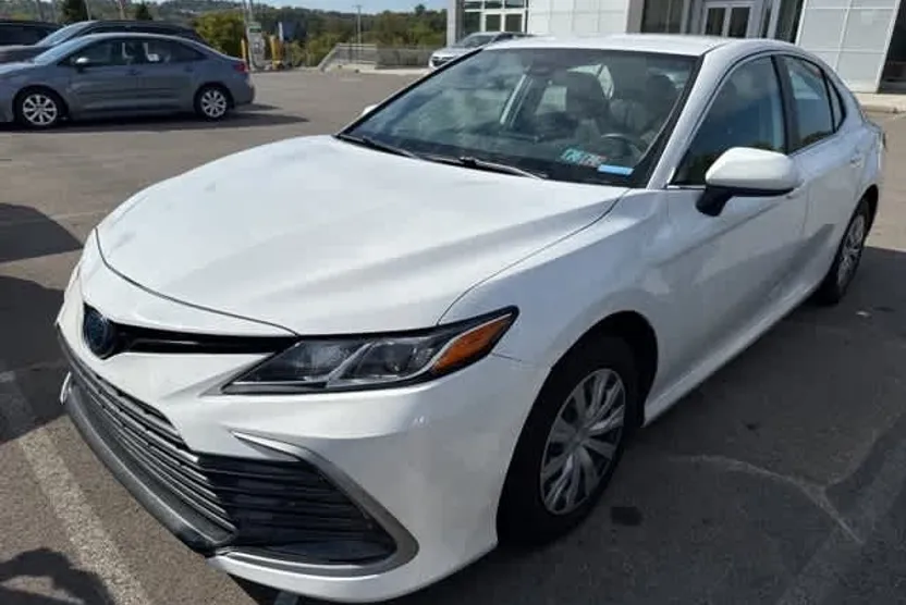2023 Toyota Camry Hybrid LE photo 1