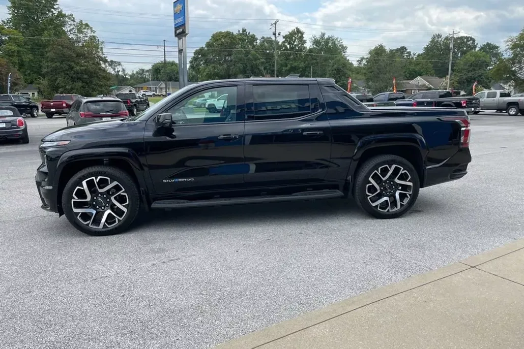 2024 Chevrolet Silverado EV RST photo 1