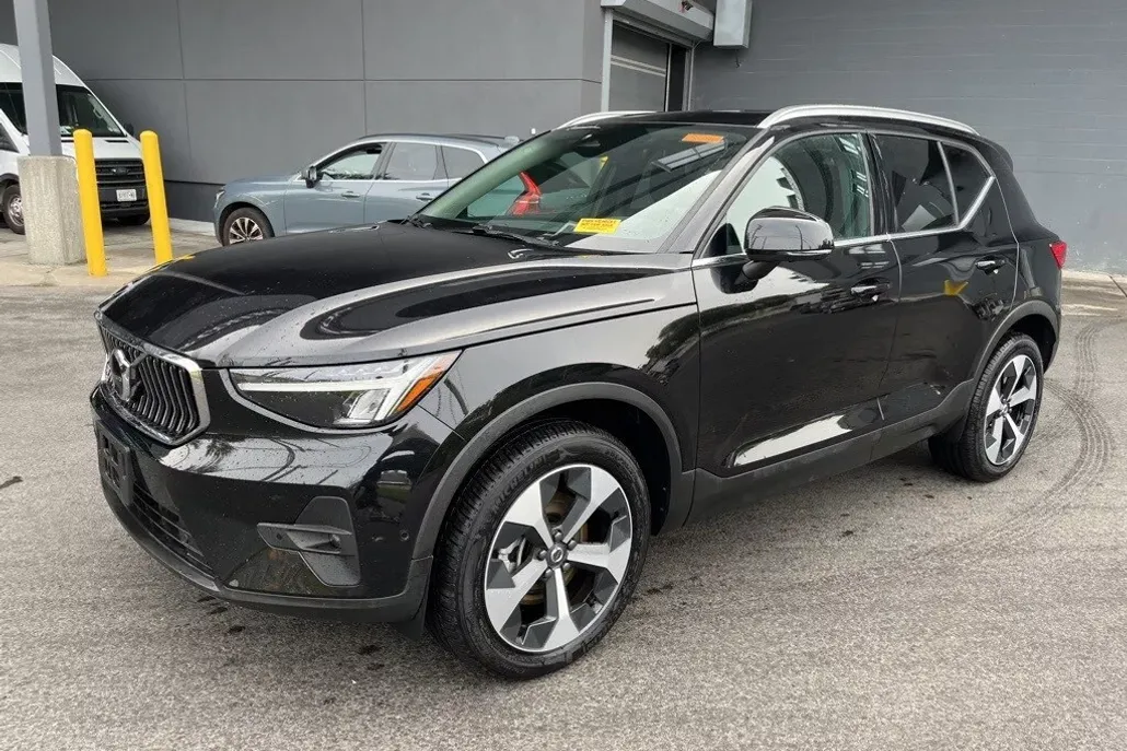 2025 Volvo XC40 Plus photo 1