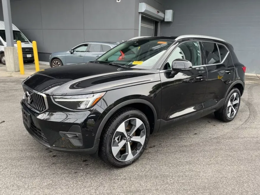 2025 Volvo XC40 Plus photo 1